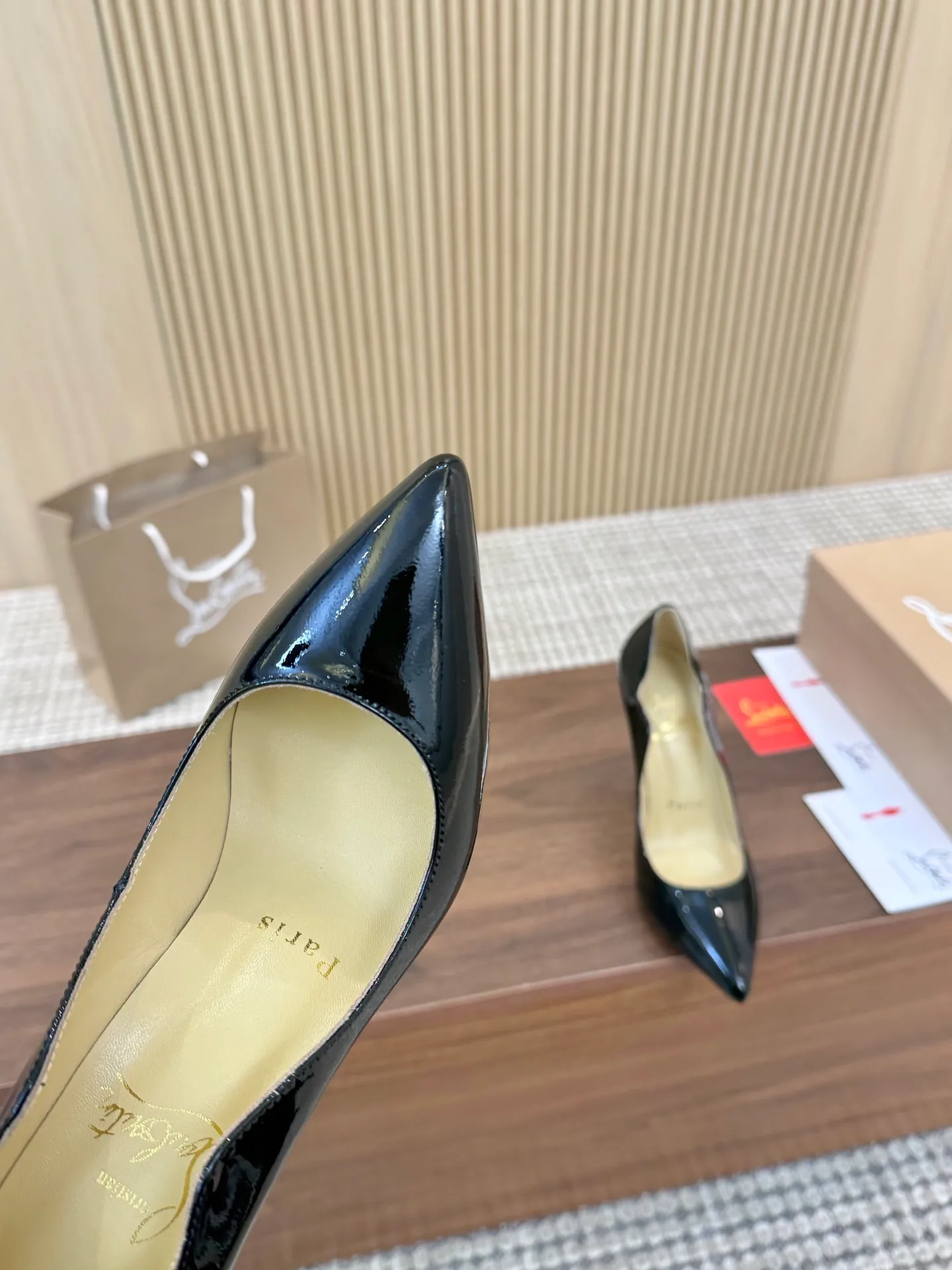 👟👟Ex-factory price 440 👟👟 Genuine leather sole +40 shipped all year round 💝Christian Louboutin CL👠 "Imported cow patent leather💎 series" noble and luxurious, real blingbling👟👟 real materials, all customized by the pattern maker, and the materials are made of original customized materials, achieving the taste of the original 5 color options💍 Upper: imported 👉cow patent leather💪 lining: sheepskin foot pad/lining code number: 34-40.41.42 heel height: two options: 10.5cm and 8.5cm